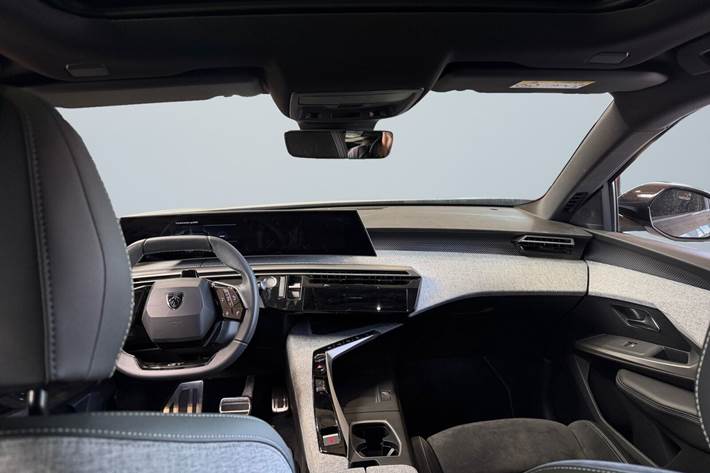 Grå Peugeot e-5008 fra 2026