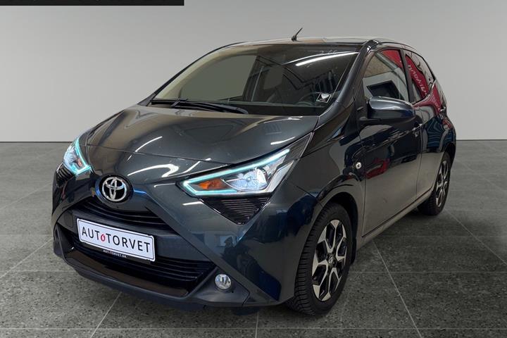 Sort Toyota Aygo fra 2021 set udefra