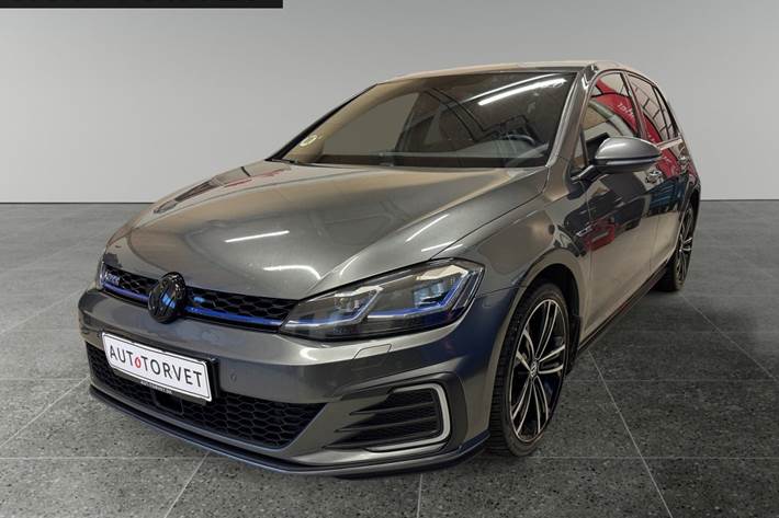 Grå VW Golf VII fra 2017
