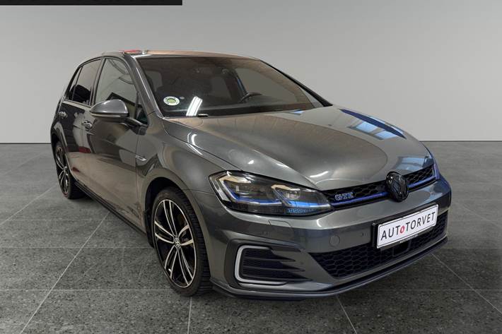 Grå VW Golf VII fra 2017