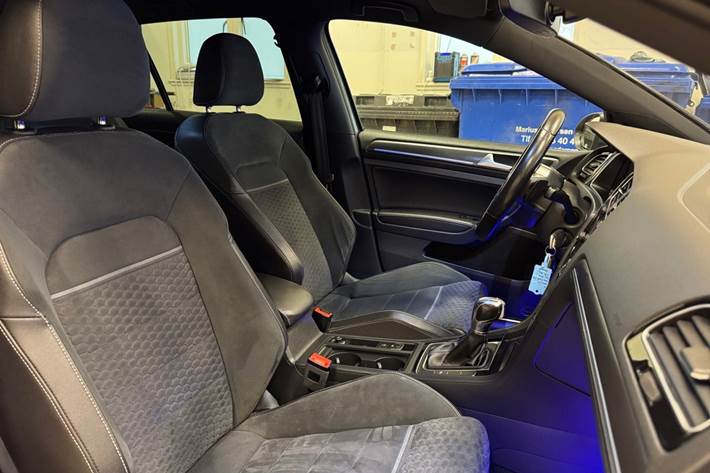 Grå VW Golf VII fra 2017