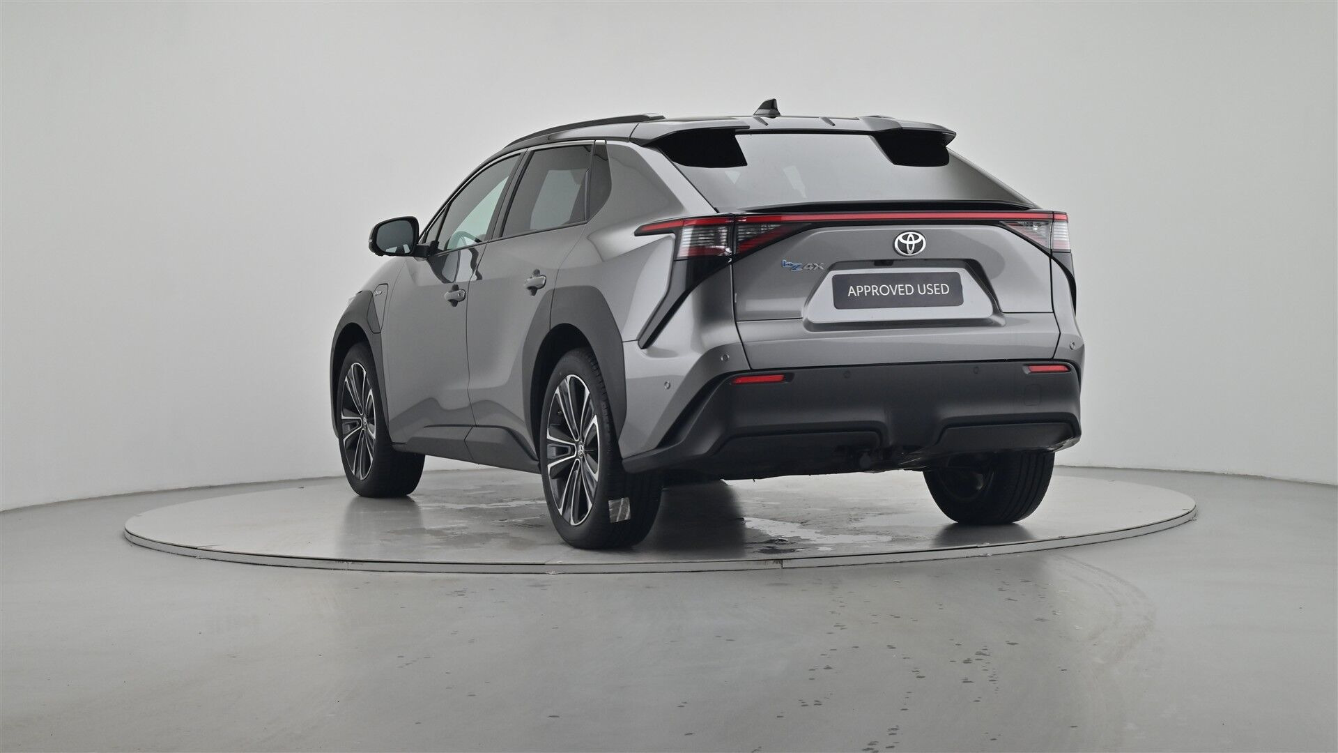 Grå Toyota BZ4X fra 2024