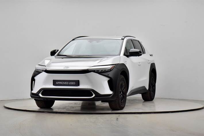 Hvid Toyota BZ4X fra 2025
