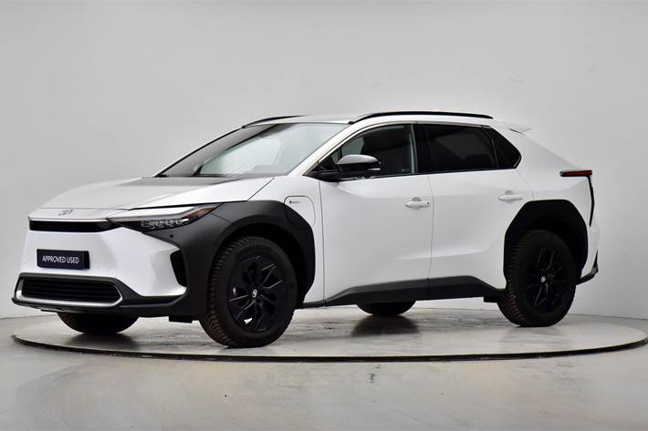 Hvid Toyota BZ4X fra 2025