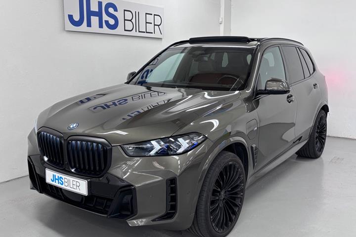Brun BMW X5 fra 2024 set udefra