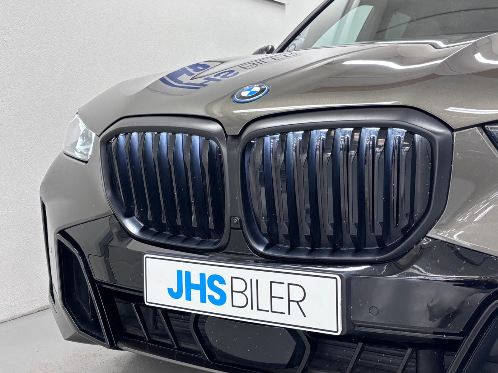 Brun BMW X5 fra 2024