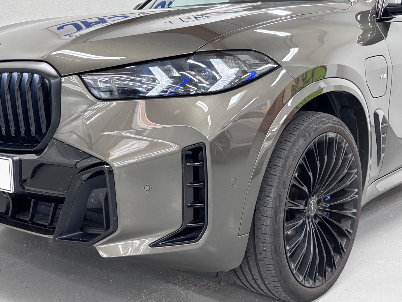 Brun BMW X5 fra 2024