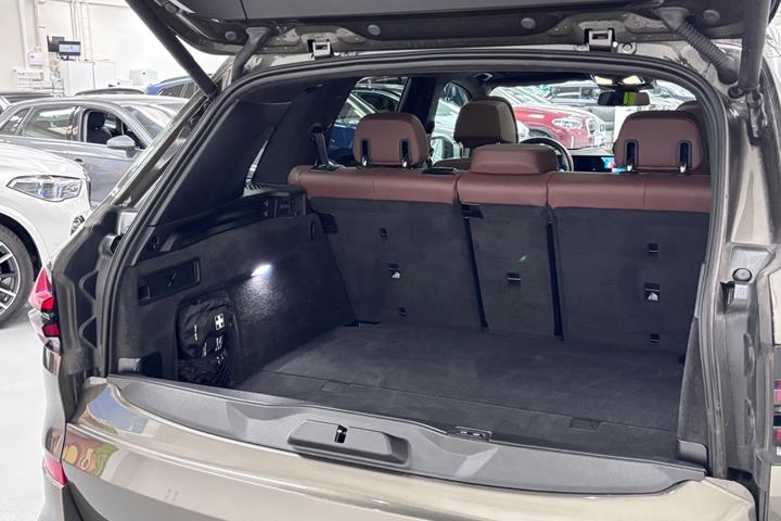 Brun BMW X5 fra 2024
