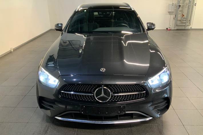 Grå Mercedes E300 de fra 2020