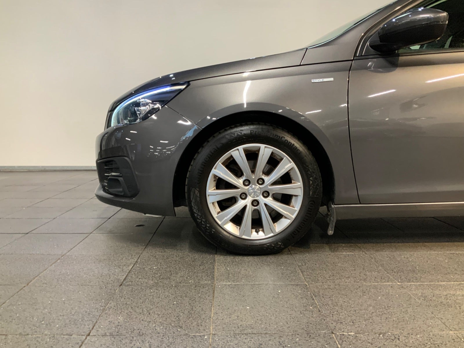 Grå Peugeot 308 fra 2019