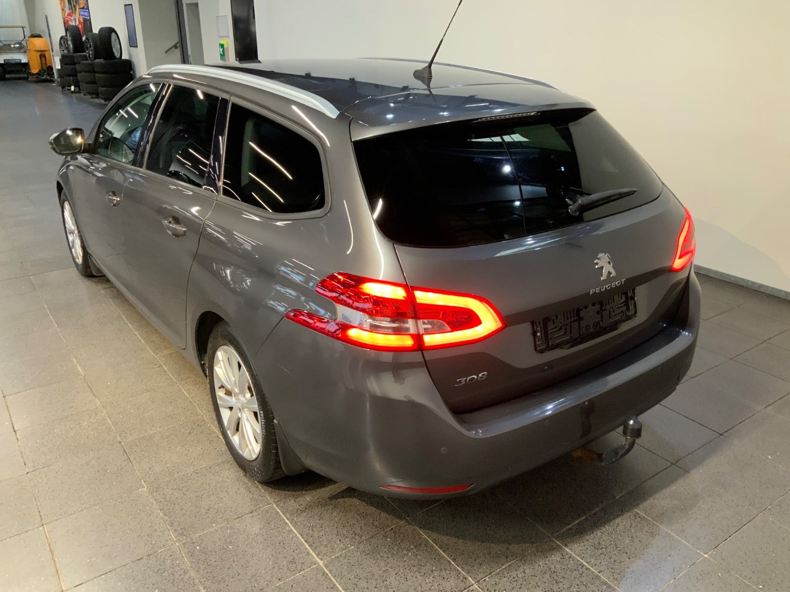 Grå Peugeot 308 fra 2019