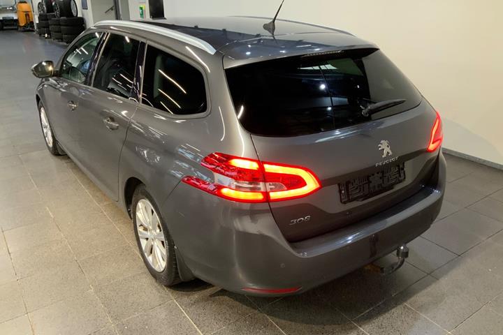 Grå Peugeot 308 fra 2019