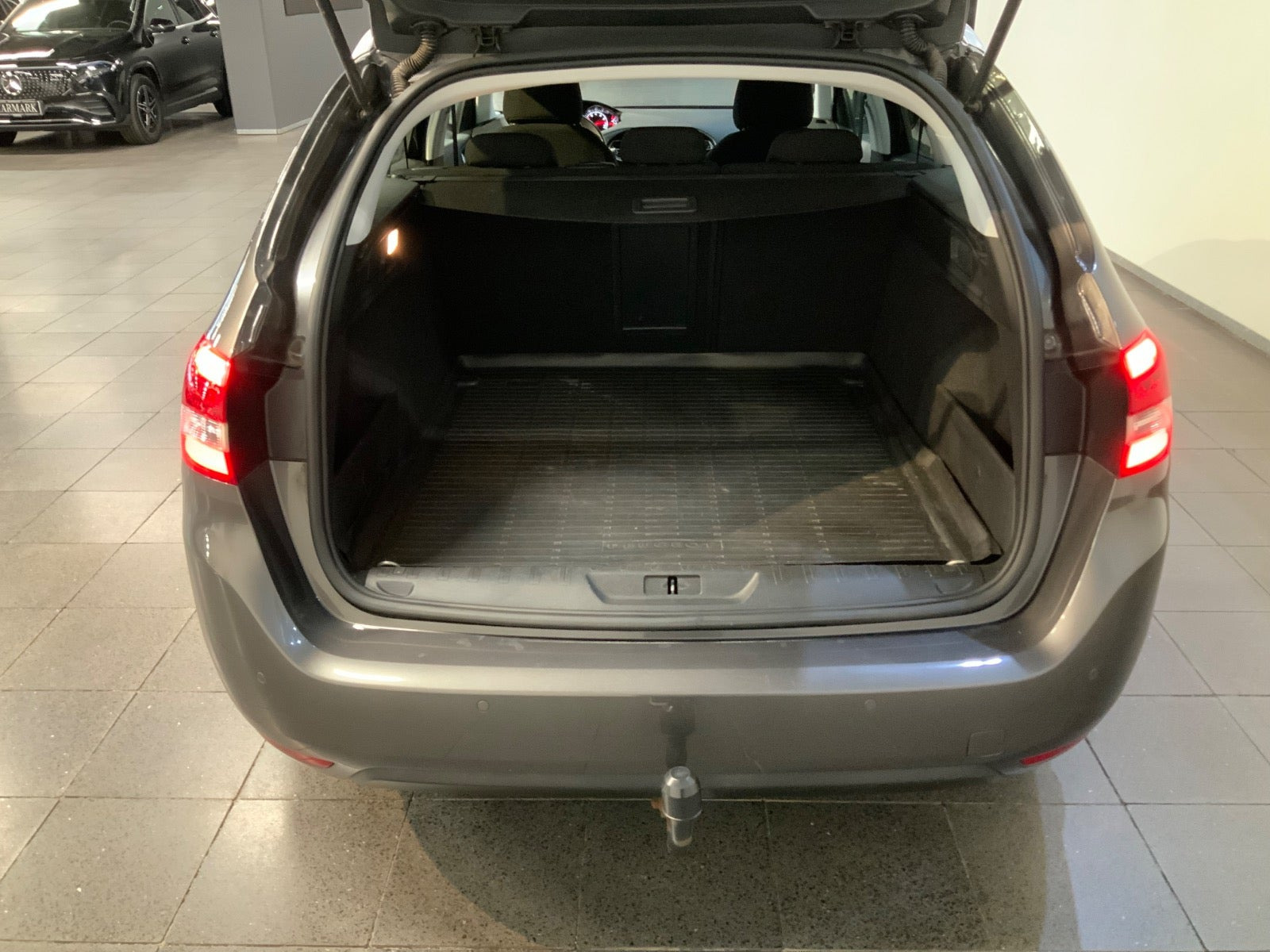 Grå Peugeot 308 fra 2019