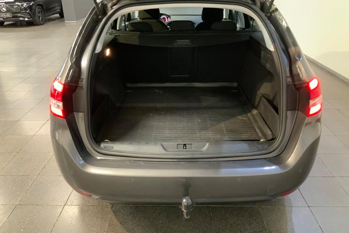 Grå Peugeot 308 fra 2019