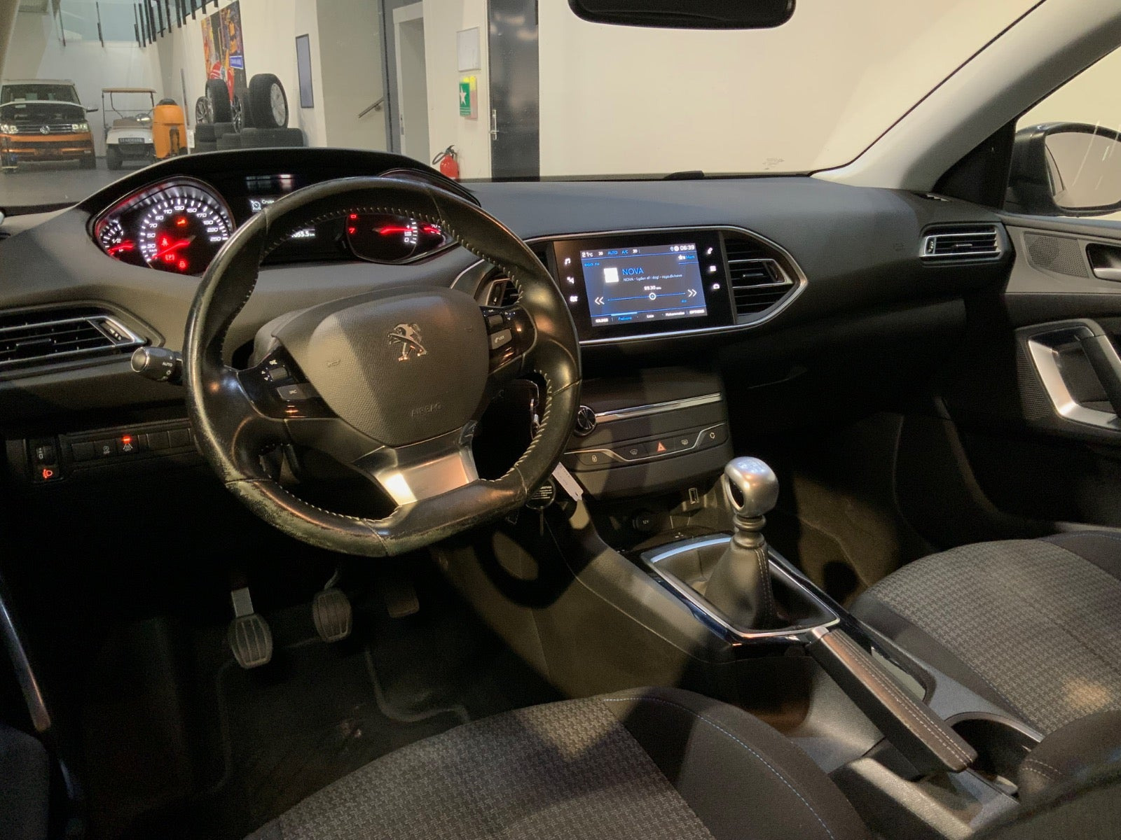 Grå Peugeot 308 fra 2019