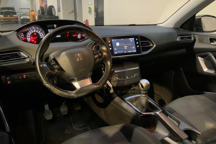 Grå Peugeot 308 fra 2019