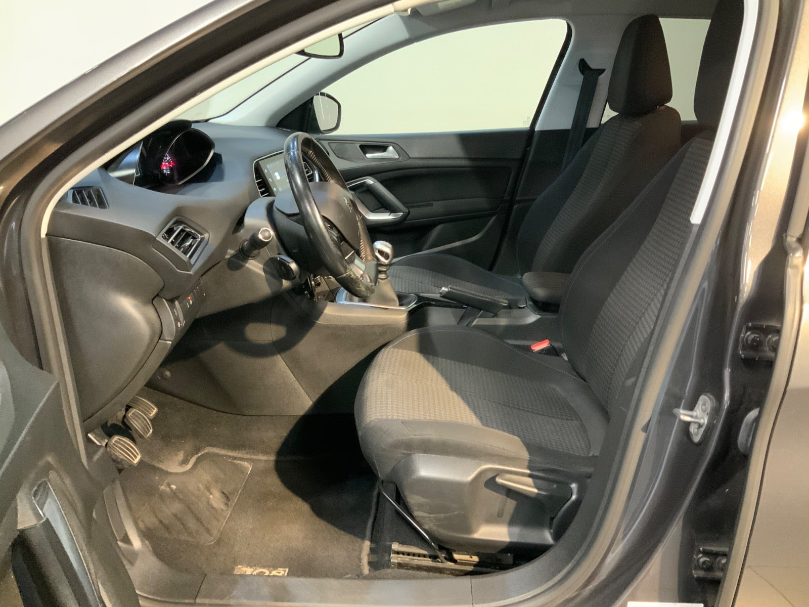 Grå Peugeot 308 fra 2019