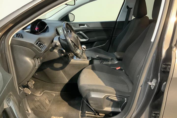 Grå Peugeot 308 fra 2019