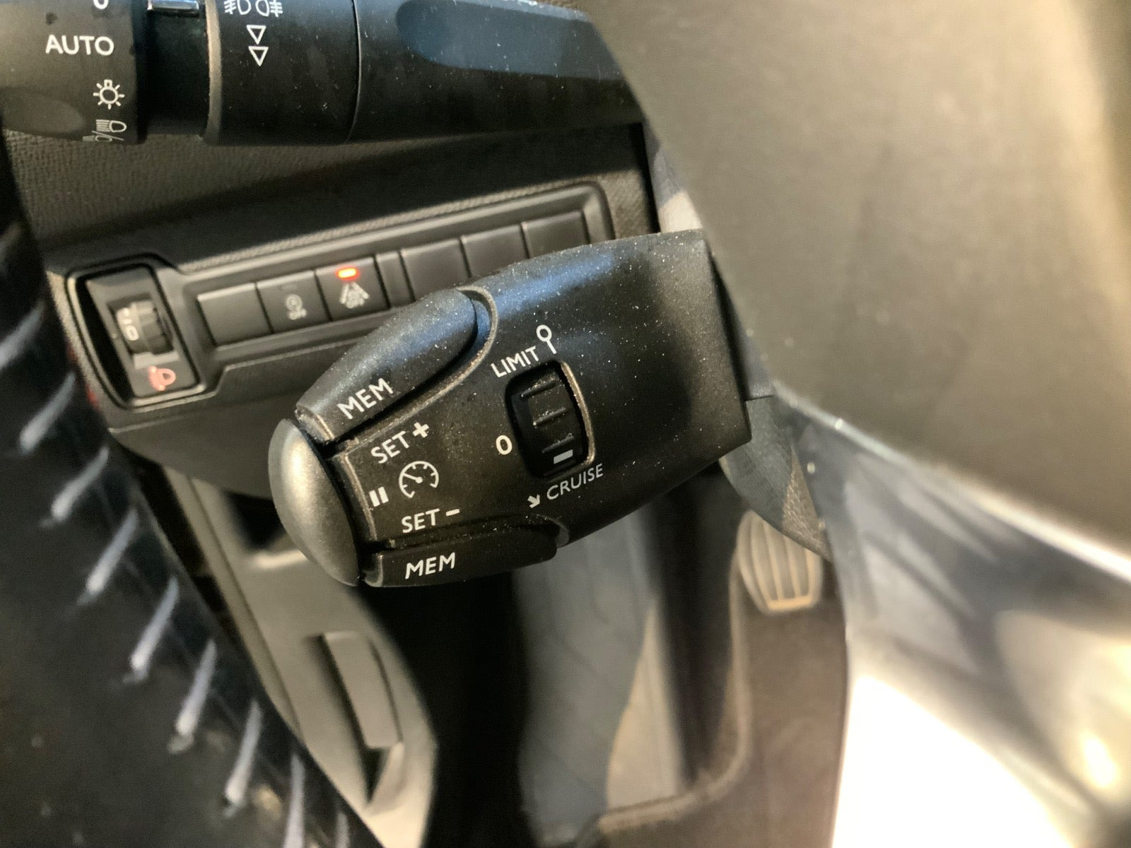 Grå Peugeot 308 fra 2019