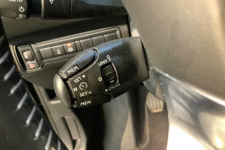 Grå Peugeot 308 fra 2019