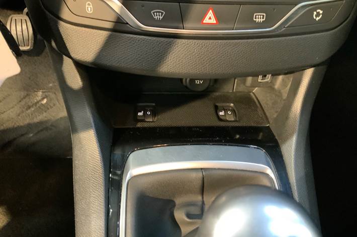 Grå Peugeot 308 fra 2019