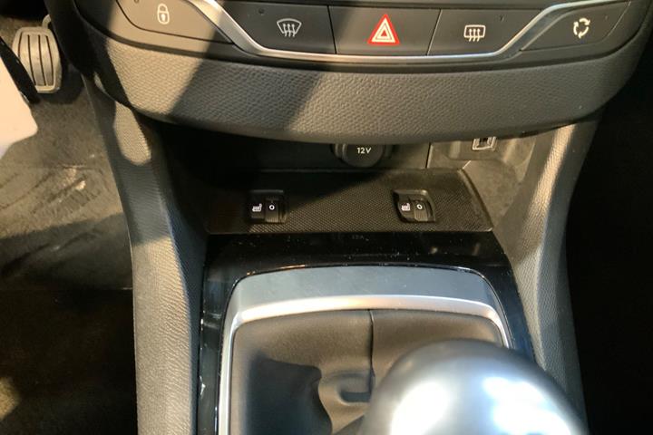 Grå Peugeot 308 fra 2019
