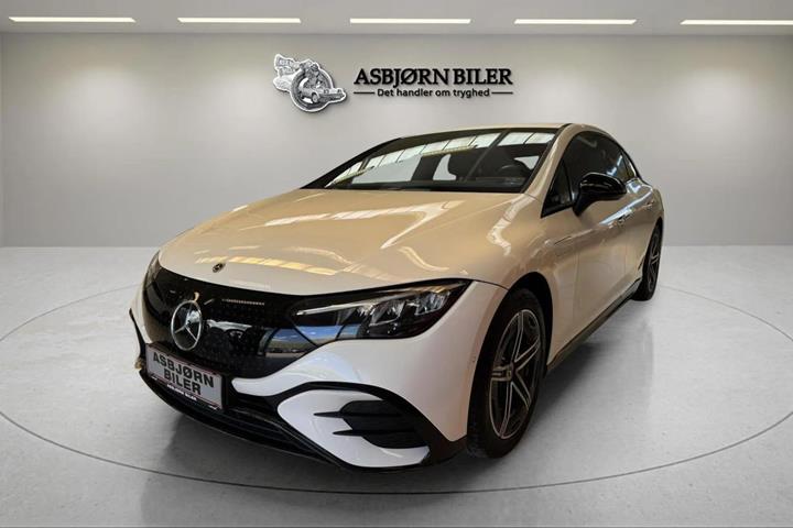 Hvid Mercedes EQE300 fra 2023 set udefra