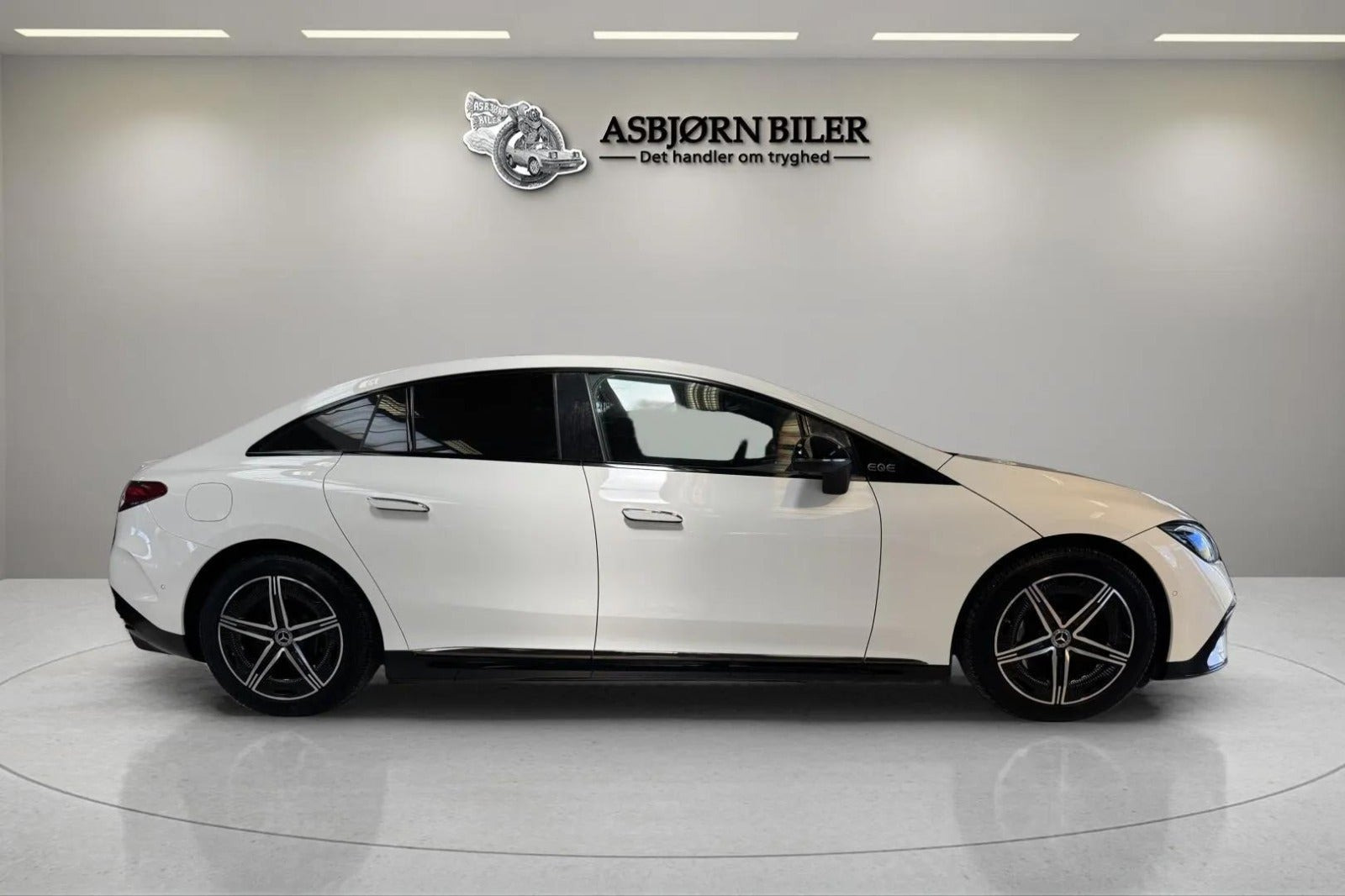 Hvid Mercedes EQE300 fra 2023