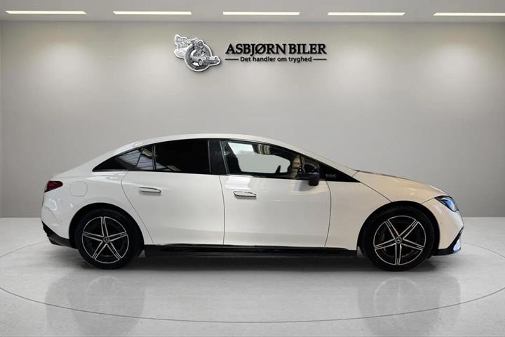 Hvid Mercedes EQE300 fra 2023