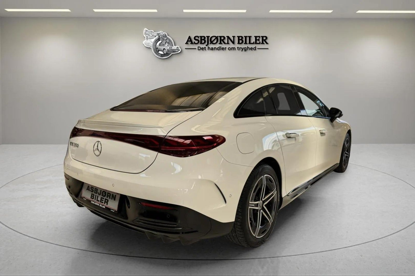 Hvid Mercedes EQE300 fra 2023