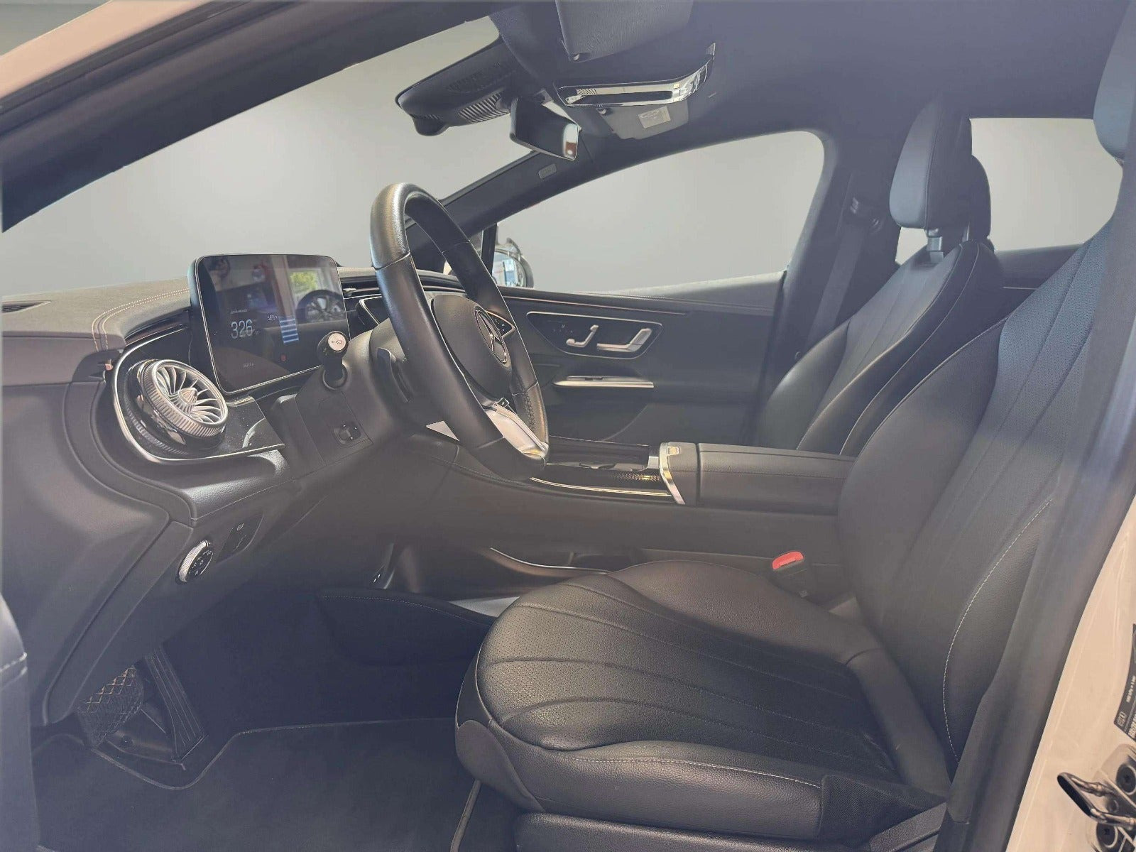 Hvid Mercedes EQE300 fra 2023