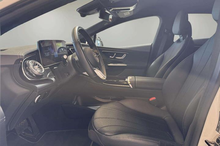 Hvid Mercedes EQE300 fra 2023