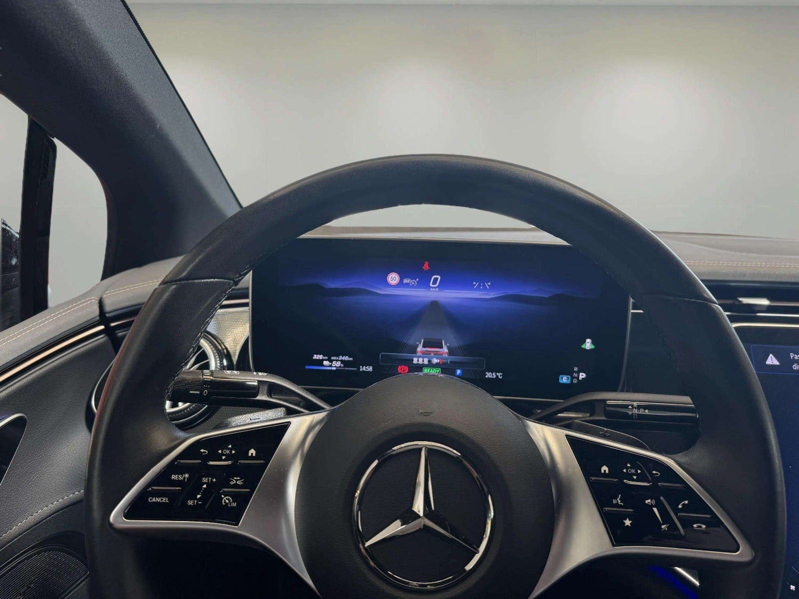 Hvid Mercedes EQE300 fra 2023
