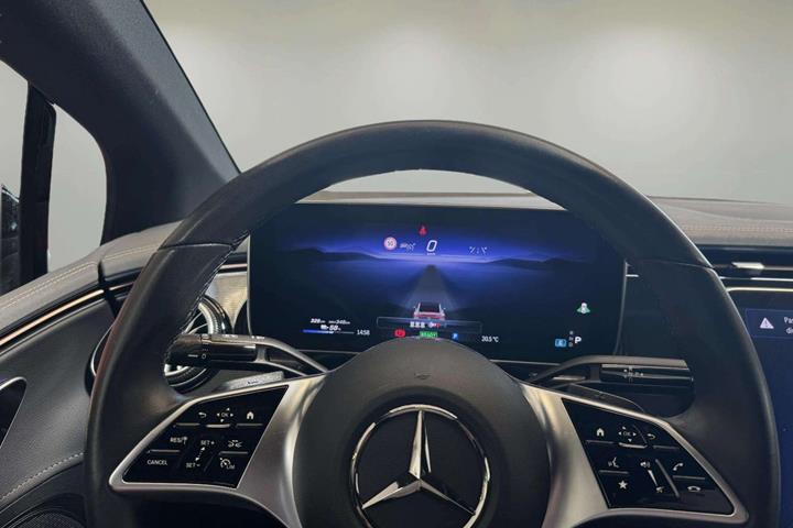 Hvid Mercedes EQE300 fra 2023