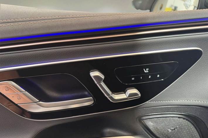 Hvid Mercedes EQE300 fra 2023