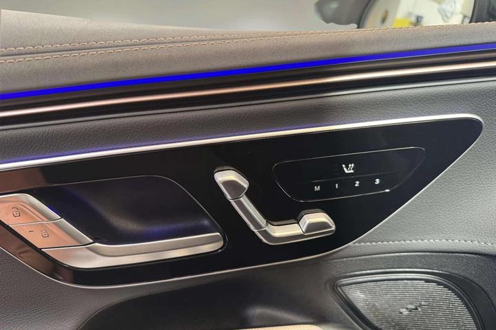 Hvid Mercedes EQE300 fra 2023