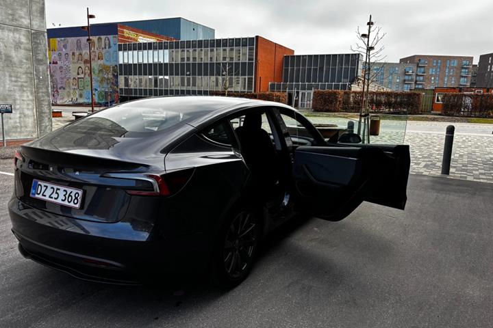 Grå Tesla Model 3 fra 2024