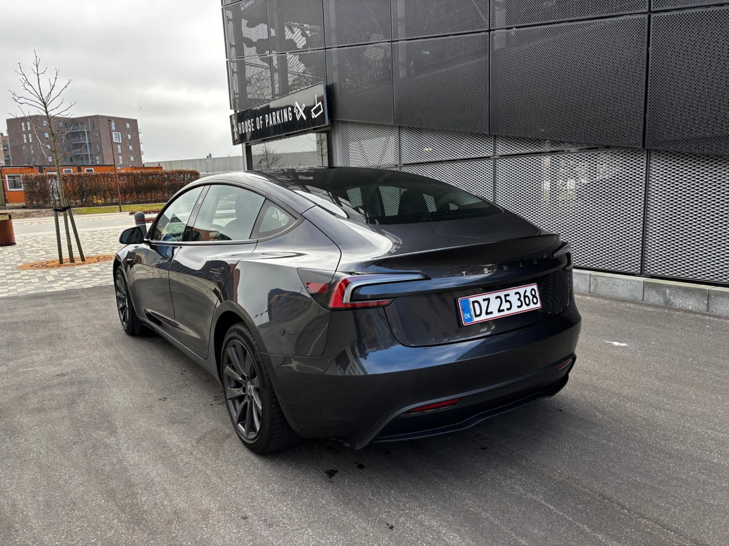 Grå Tesla Model 3 fra 2024