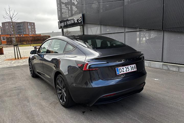 Grå Tesla Model 3 fra 2024