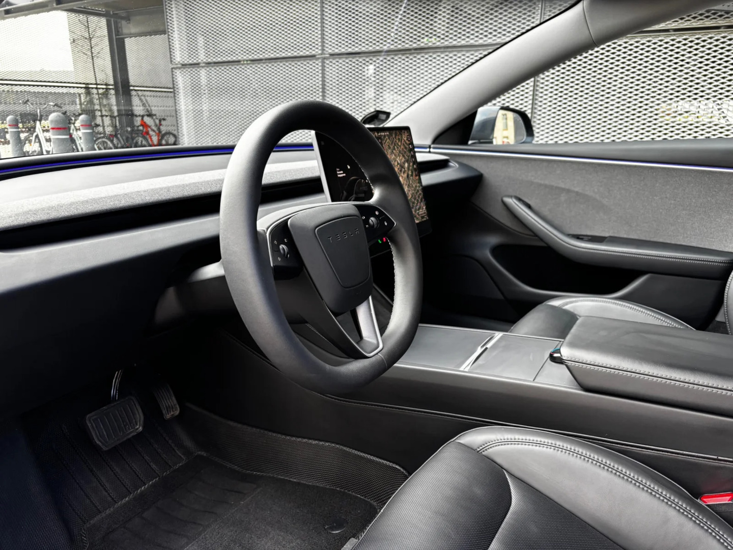 Grå Tesla Model 3 fra 2024