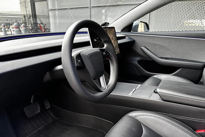 Grå Tesla Model 3 fra 2024