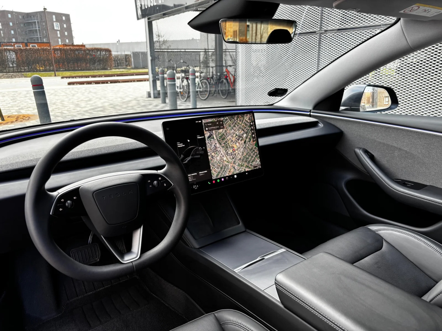 Grå Tesla Model 3 fra 2024