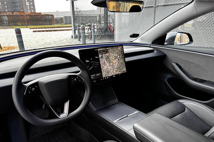 Grå Tesla Model 3 fra 2024