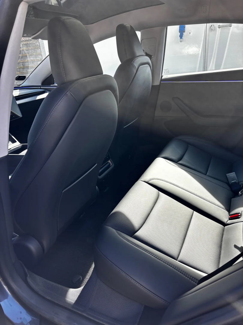 Grå Tesla Model 3 fra 2024