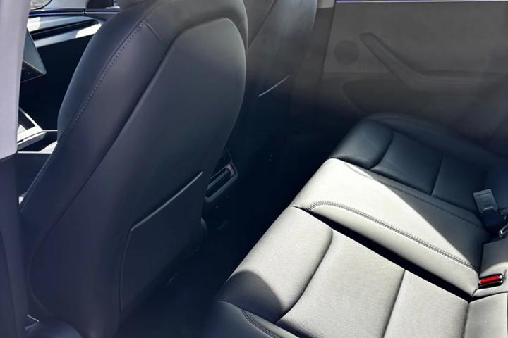 Grå Tesla Model 3 fra 2024
