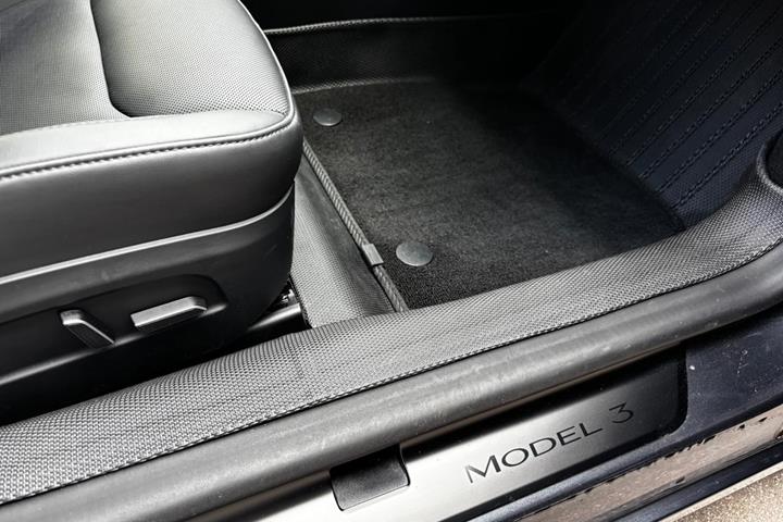 Grå Tesla Model 3 fra 2024