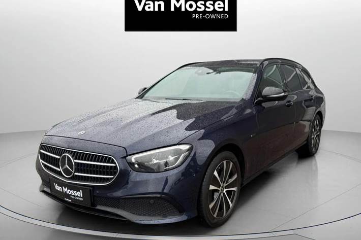 Blå Mercedes E300 e fra 2022