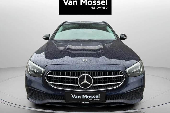 Blå Mercedes E300 e fra 2022