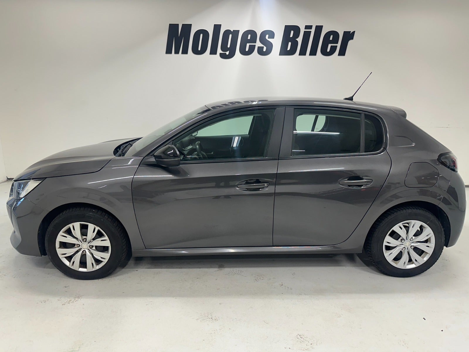 Grå Peugeot 208 fra 2022