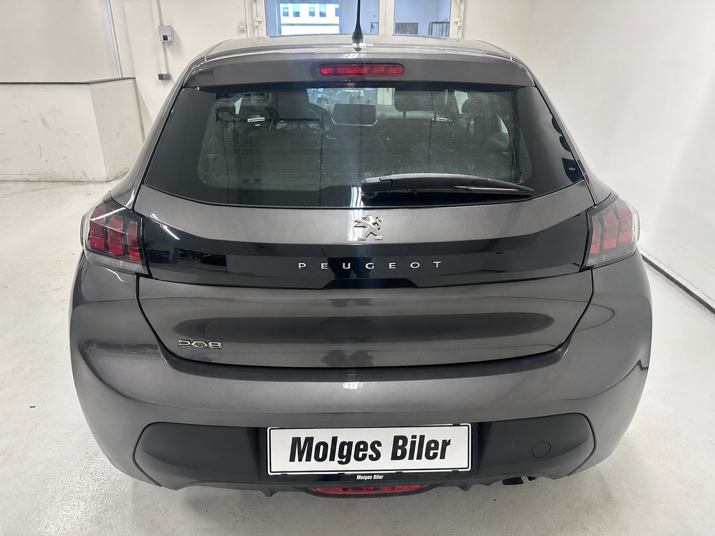 Grå Peugeot 208 fra 2022